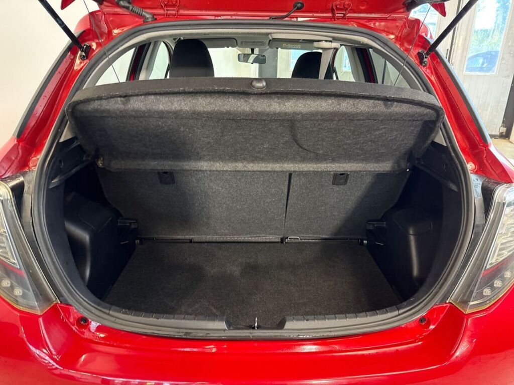 Toyota Yaris 2013 Punainen