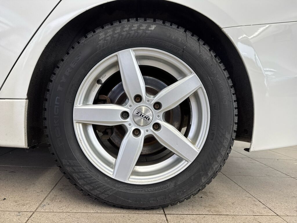 BMW 318 2013 Valkoinen