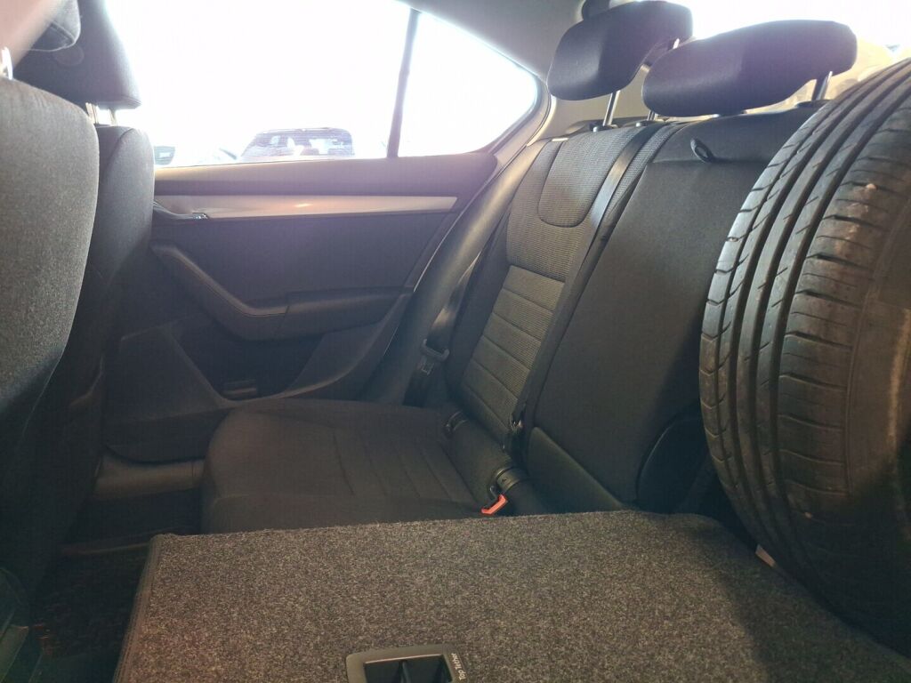 Skoda Octavia 2013 Valkoinen