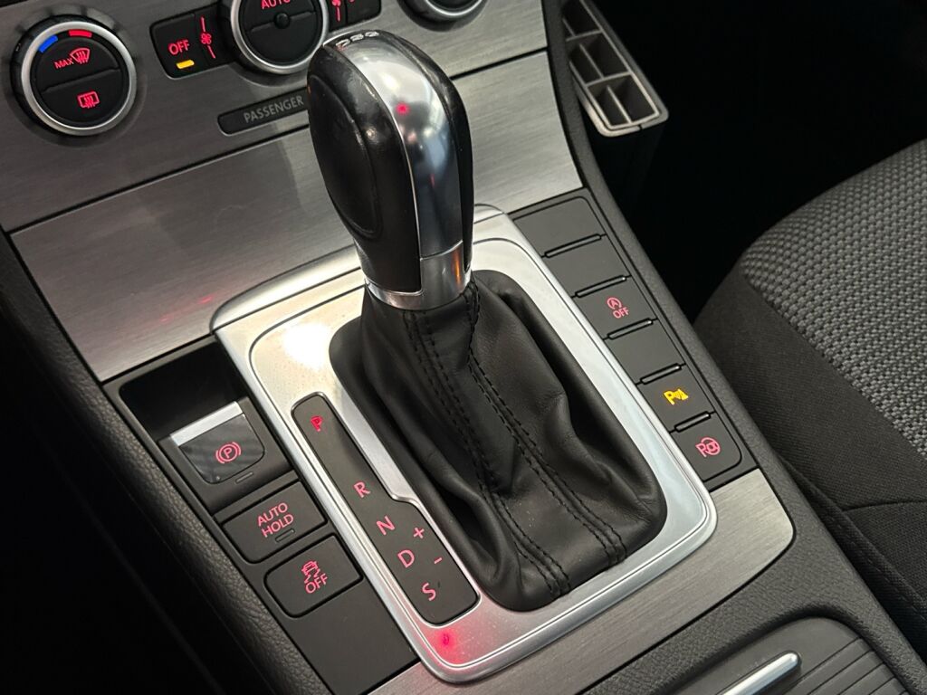 Volkswagen Passat 2013 Musta