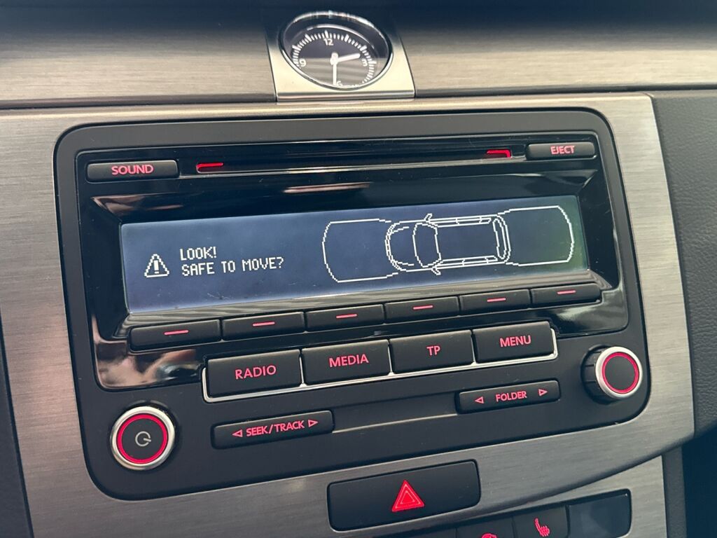 Volkswagen Passat 2013 Musta