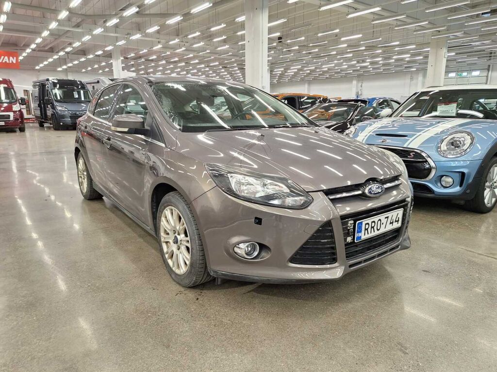 Ford Focus 2013 Ruskea (beige)