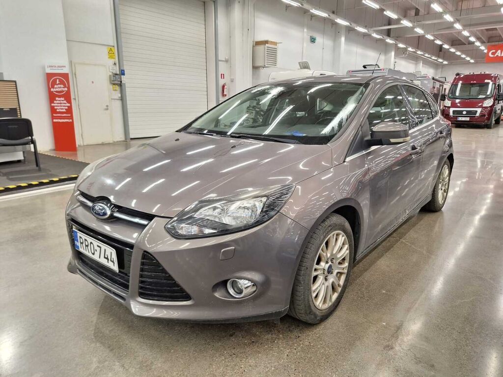 Ford Focus 2013 Ruskea (beige)