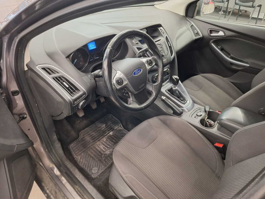 Ford Focus 2013 Ruskea (beige)