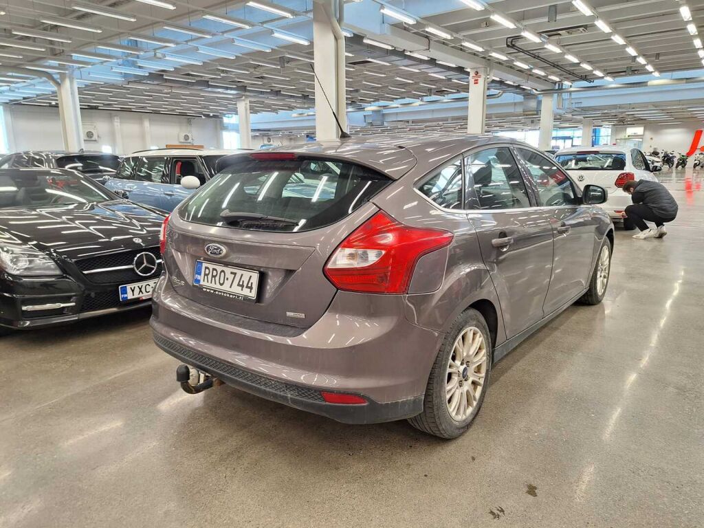 Ford Focus 2013 Ruskea (beige)