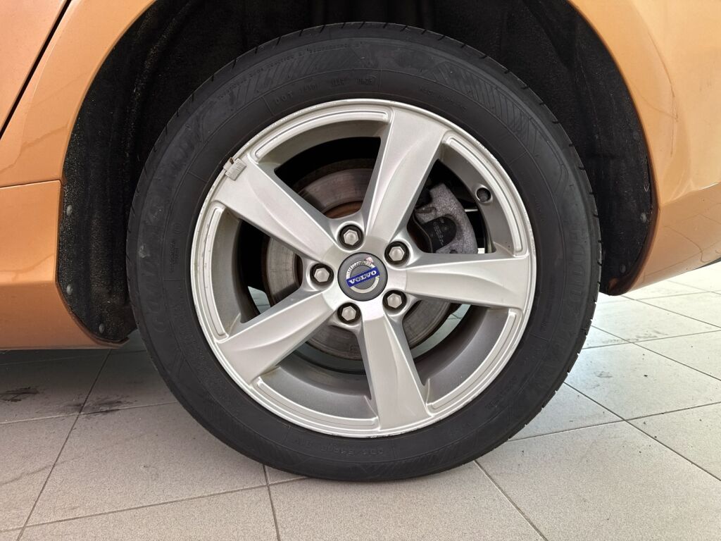 Volvo V40 2014 Oranssi