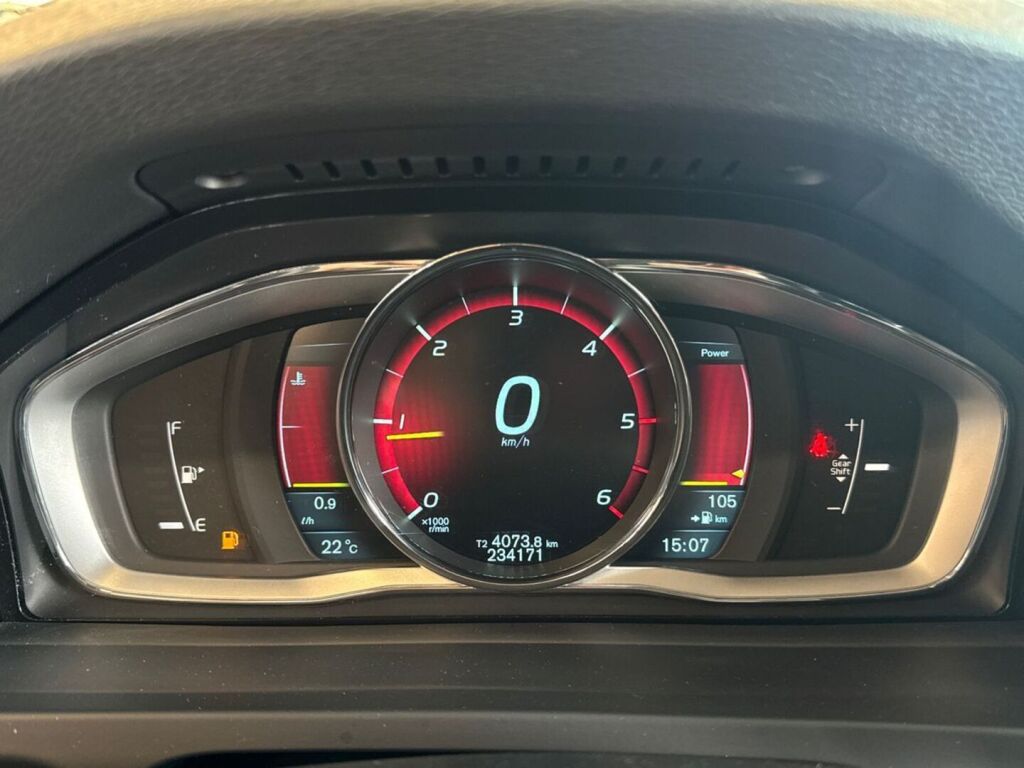 Volvo V60 2014 Punainen