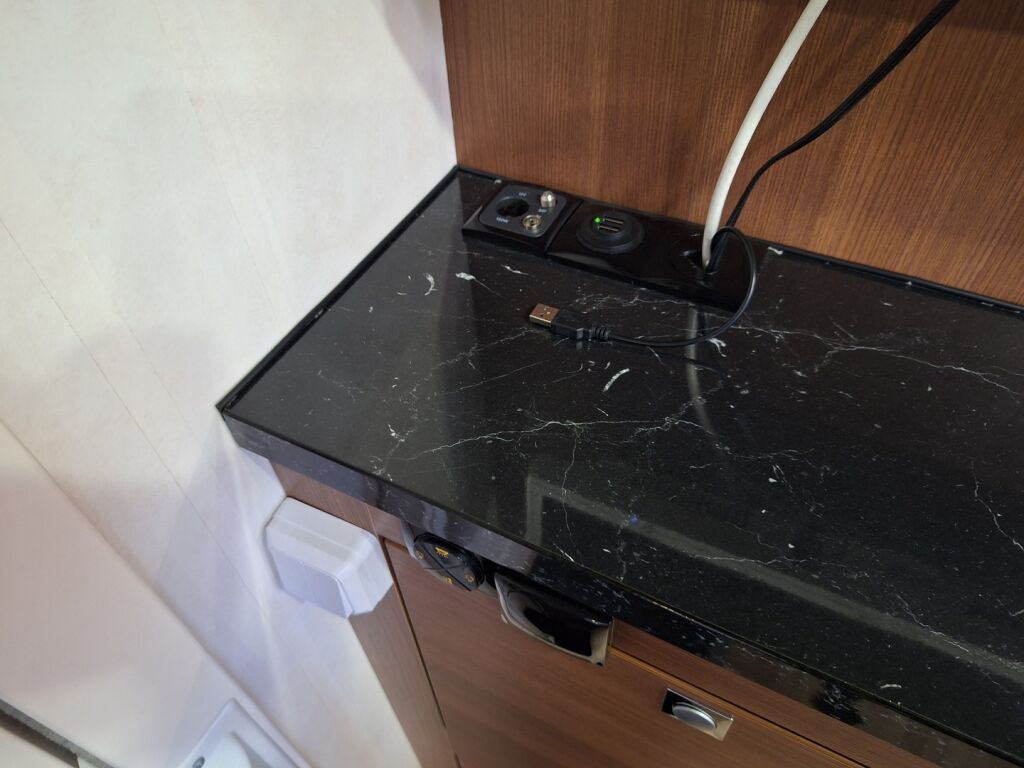 LMC Explorer Blackline i675 G 2015 Valkoinen