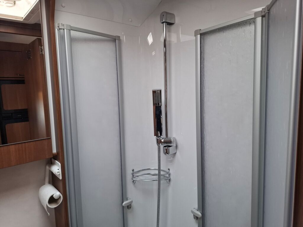 LMC Explorer Blackline i675 G 2015 Valkoinen