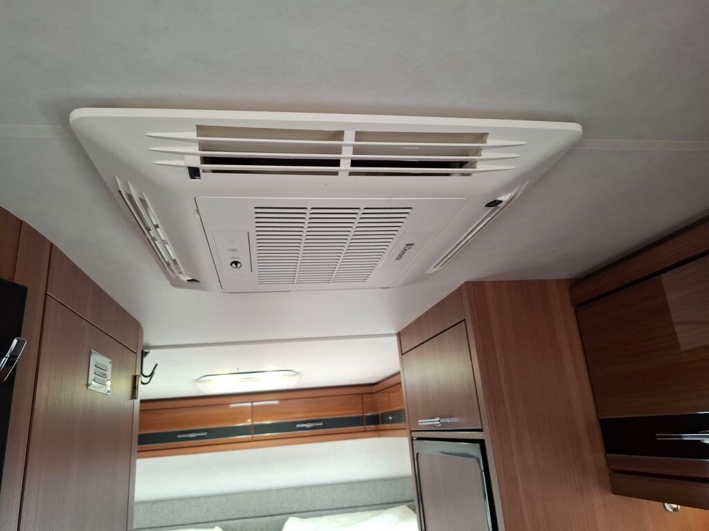 LMC Explorer Blackline i675 G 2015 Valkoinen