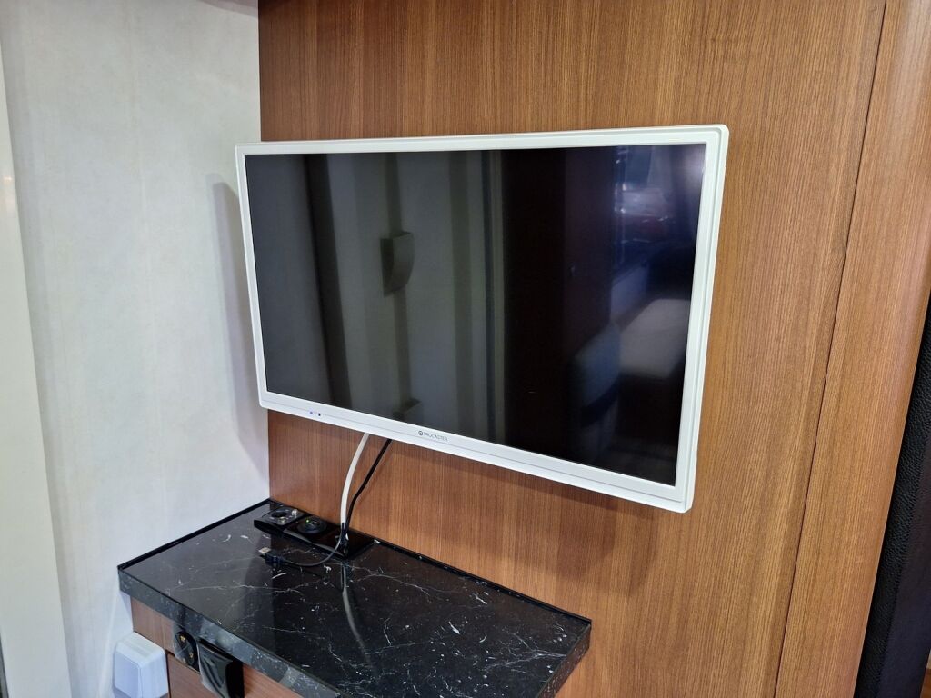 LMC Explorer Blackline i675 G 2015 Valkoinen