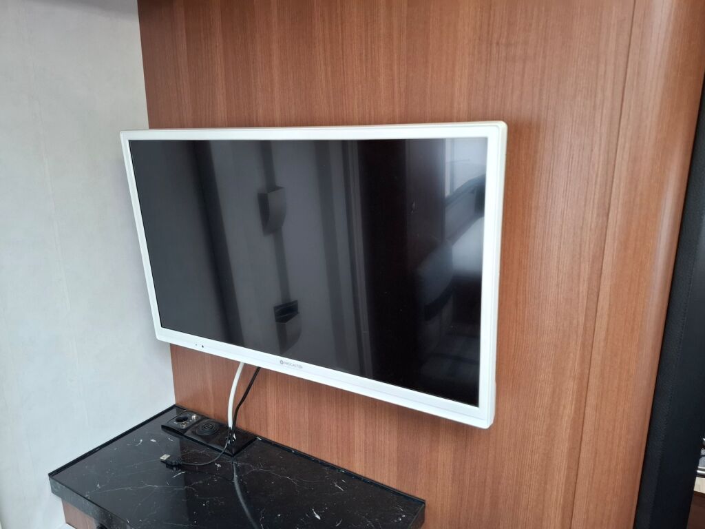 LMC Explorer Blackline i675 G 2015 Valkoinen