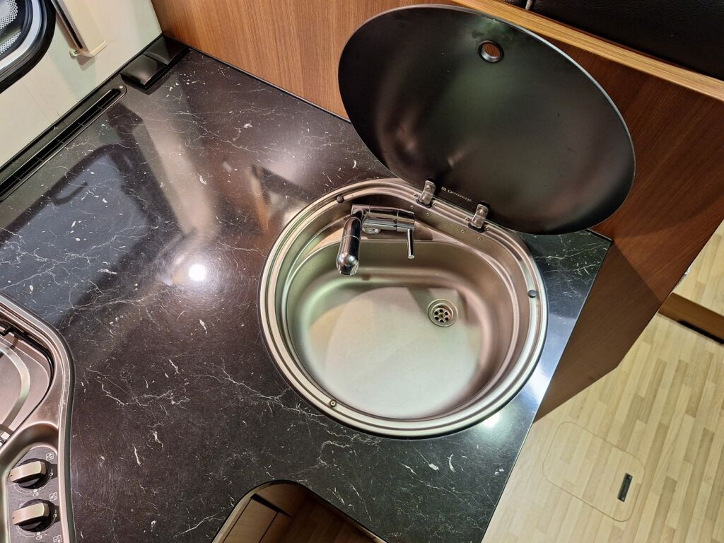 LMC Explorer Blackline i675 G 2015 Valkoinen