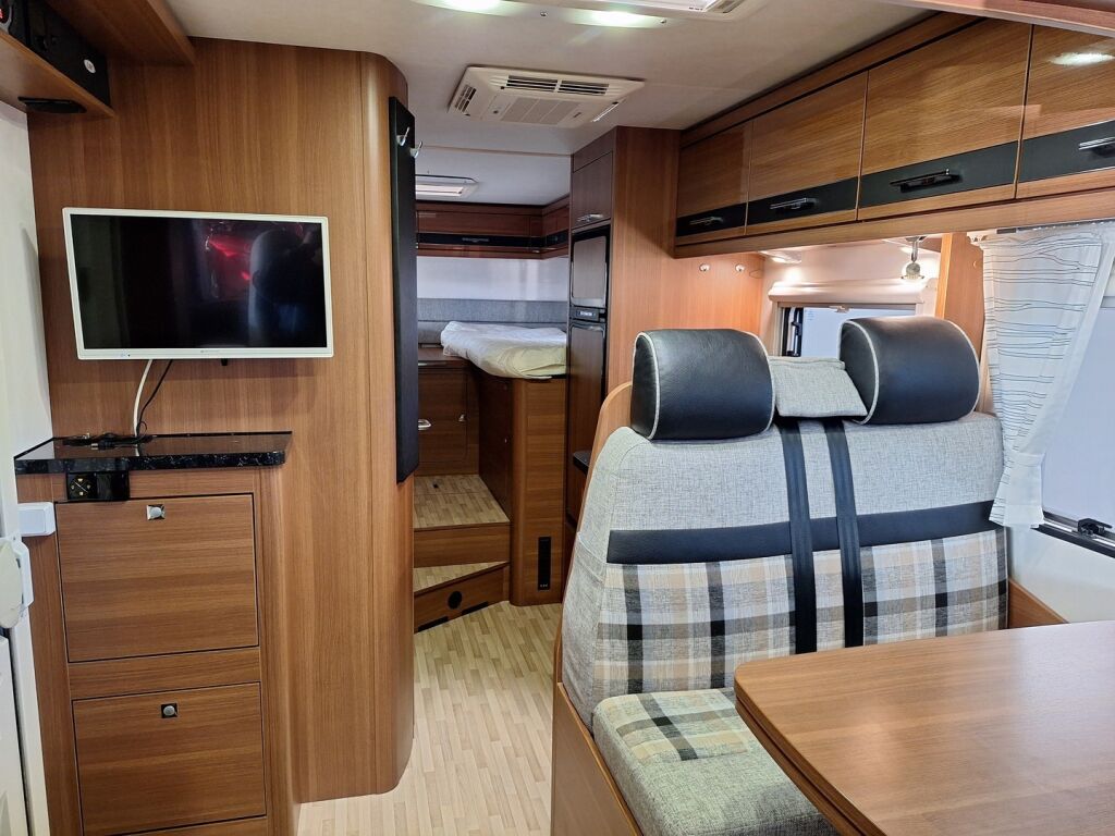 LMC Explorer Blackline i675 G 2015 Valkoinen