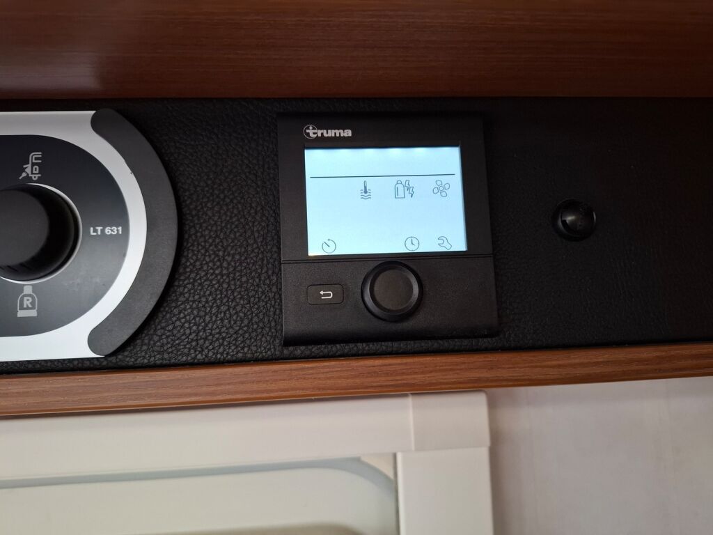 LMC Explorer Blackline i675 G 2015 Valkoinen