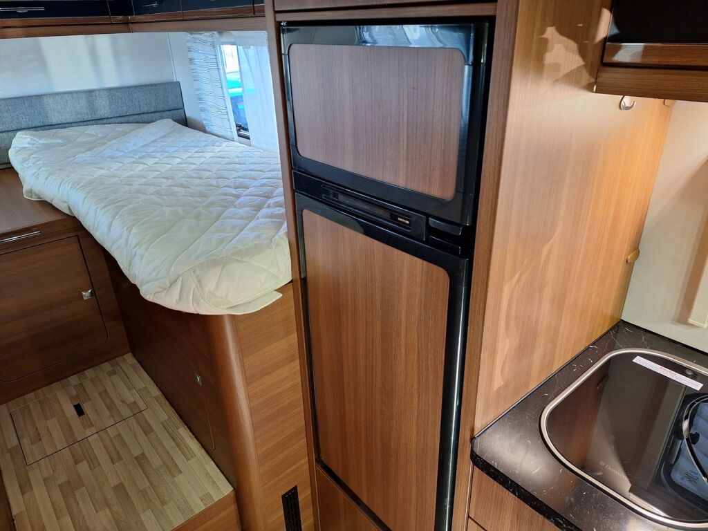 LMC Explorer Blackline i675 G 2015 Valkoinen