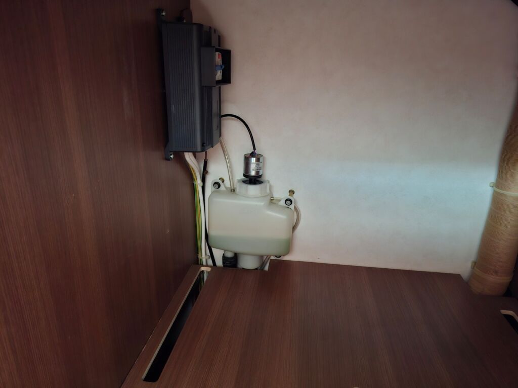 LMC Explorer Blackline i675 G 2015 Valkoinen