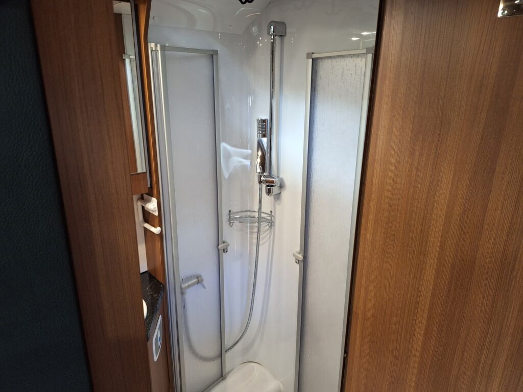 LMC Explorer Blackline i675 G 2015 Valkoinen