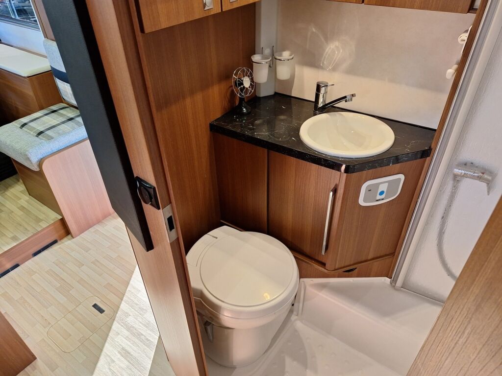 LMC Explorer Blackline i675 G 2015 Valkoinen