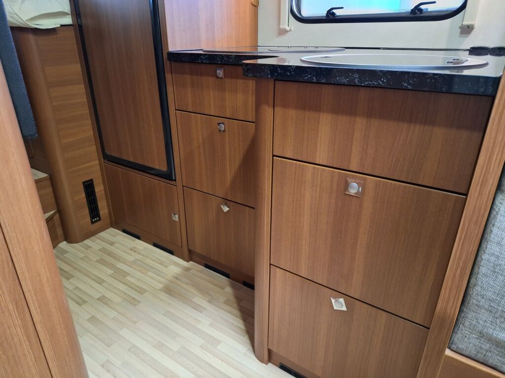 LMC Explorer Blackline i675 G 2015 Valkoinen