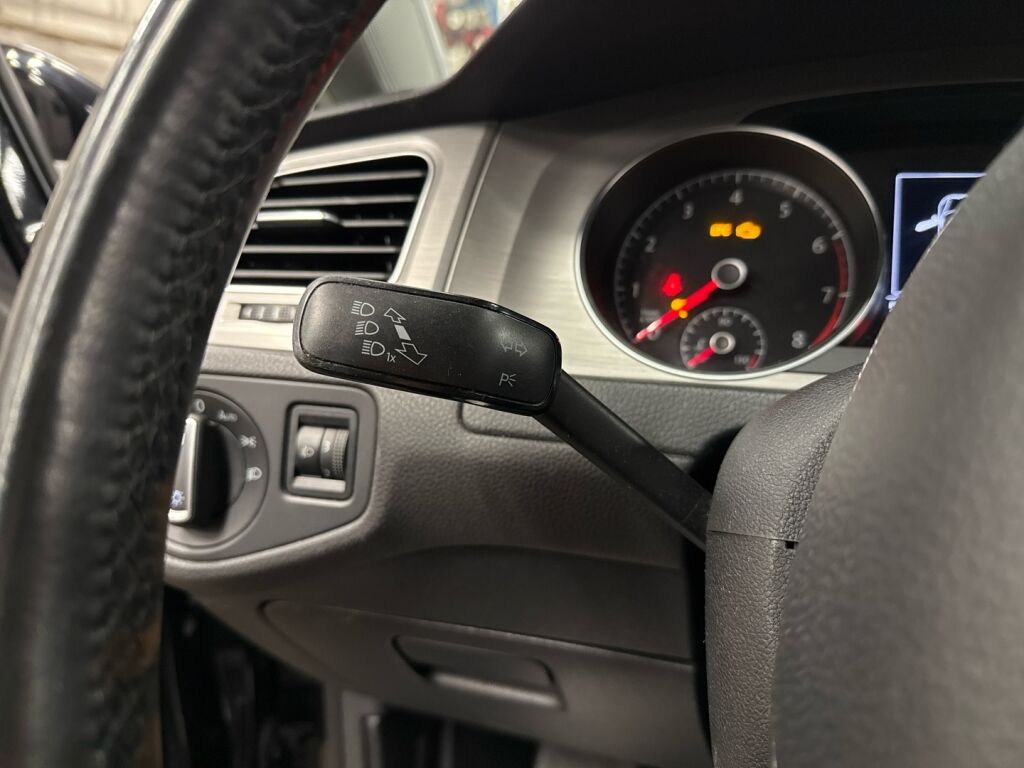 Volkswagen Golf 2015 Musta