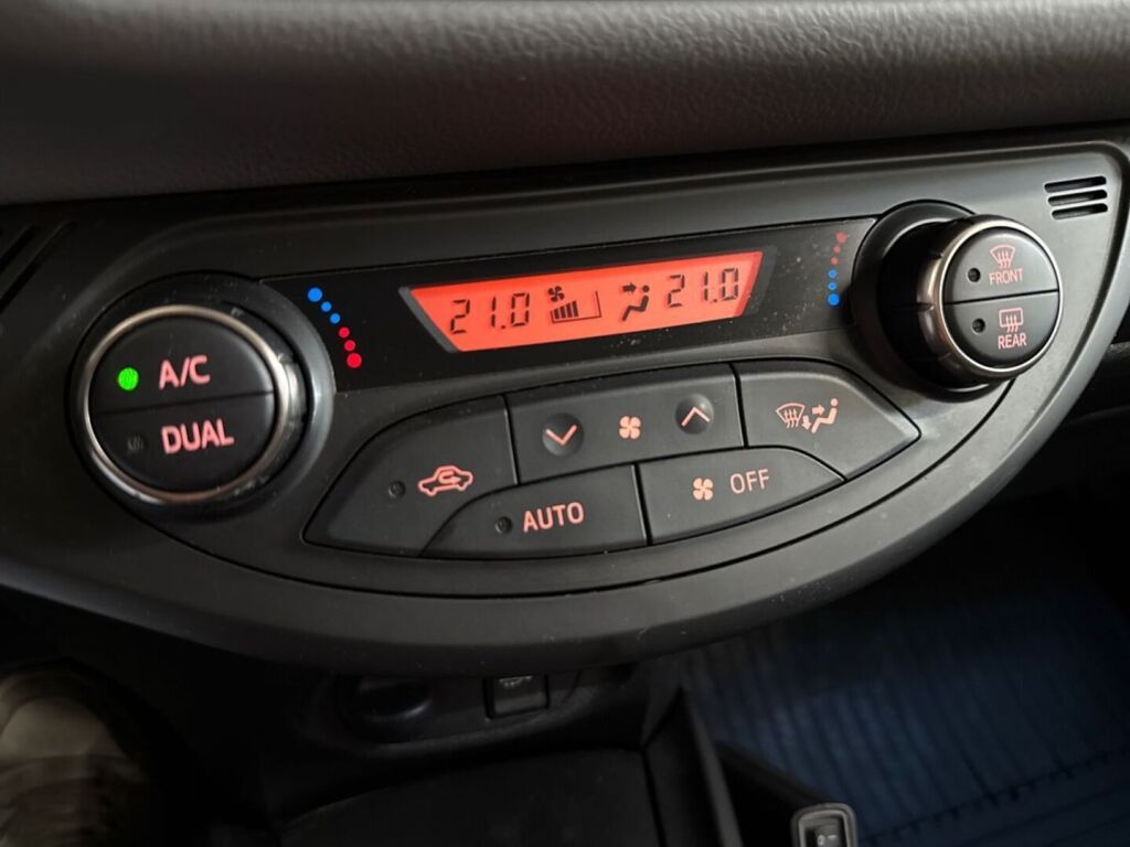 Toyota Yaris 2015 Musta