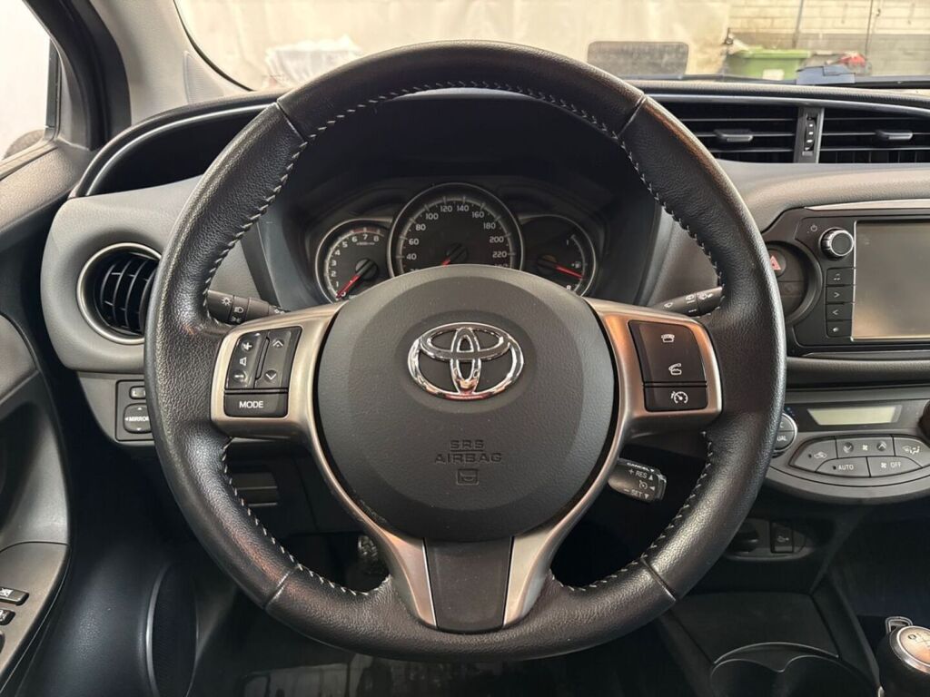 Toyota Yaris 2015 Musta