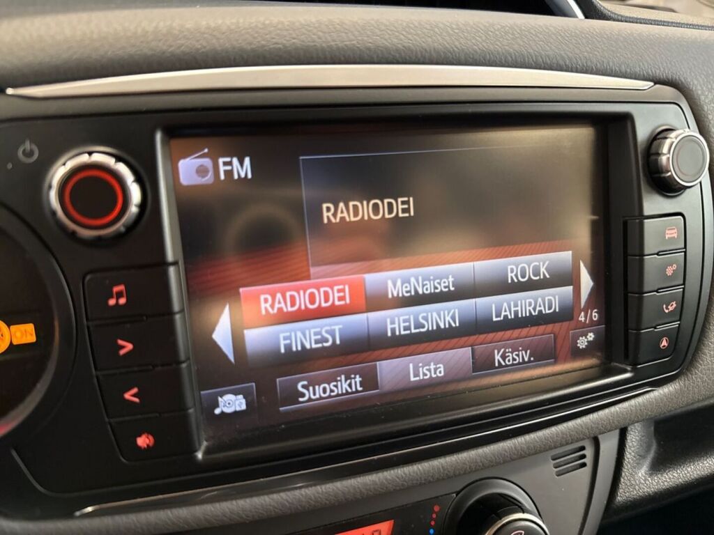 Toyota Yaris 2015 Musta