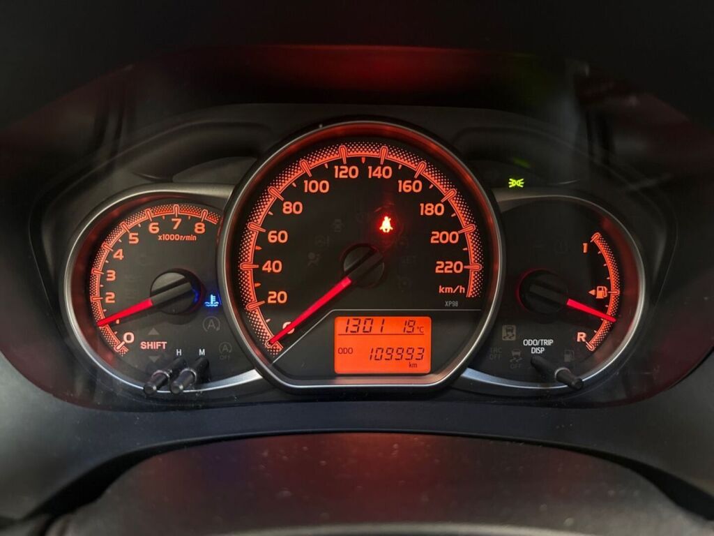 Toyota Yaris 2015 Musta