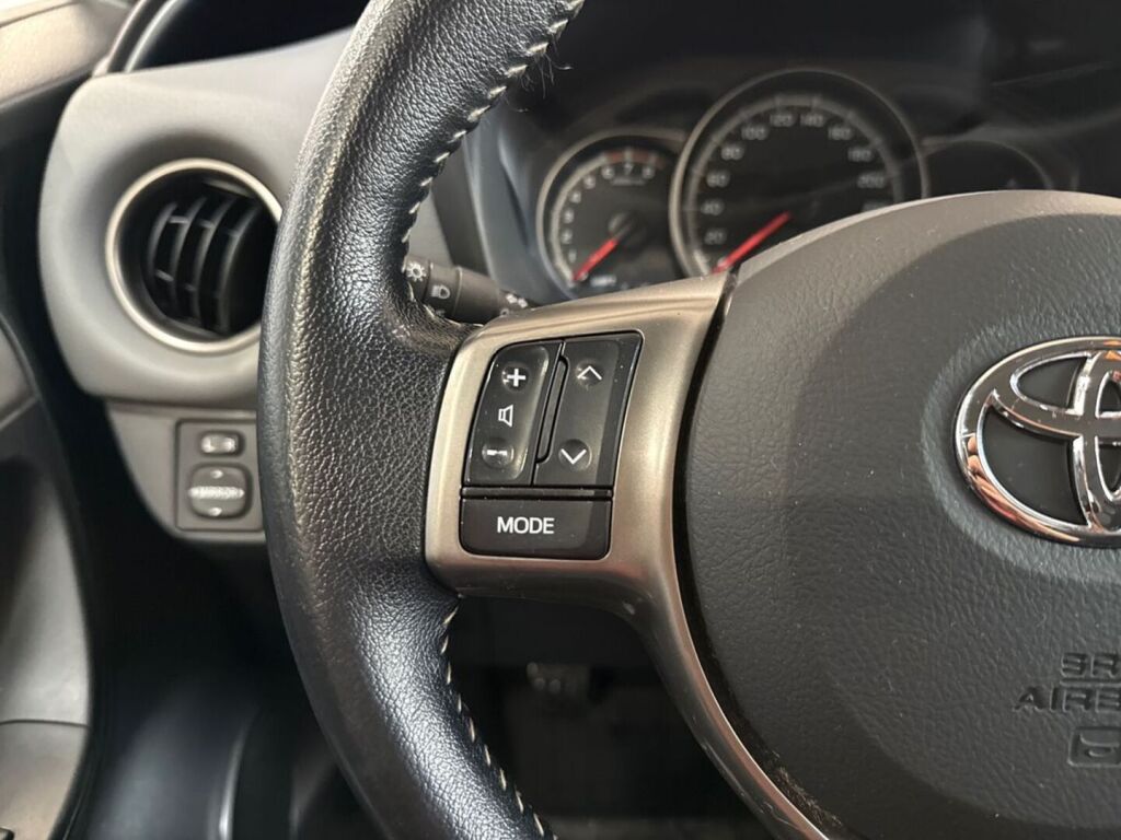 Toyota Yaris 2015 Musta