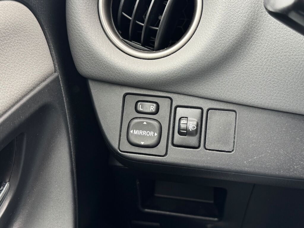 Toyota Yaris 2015 Musta