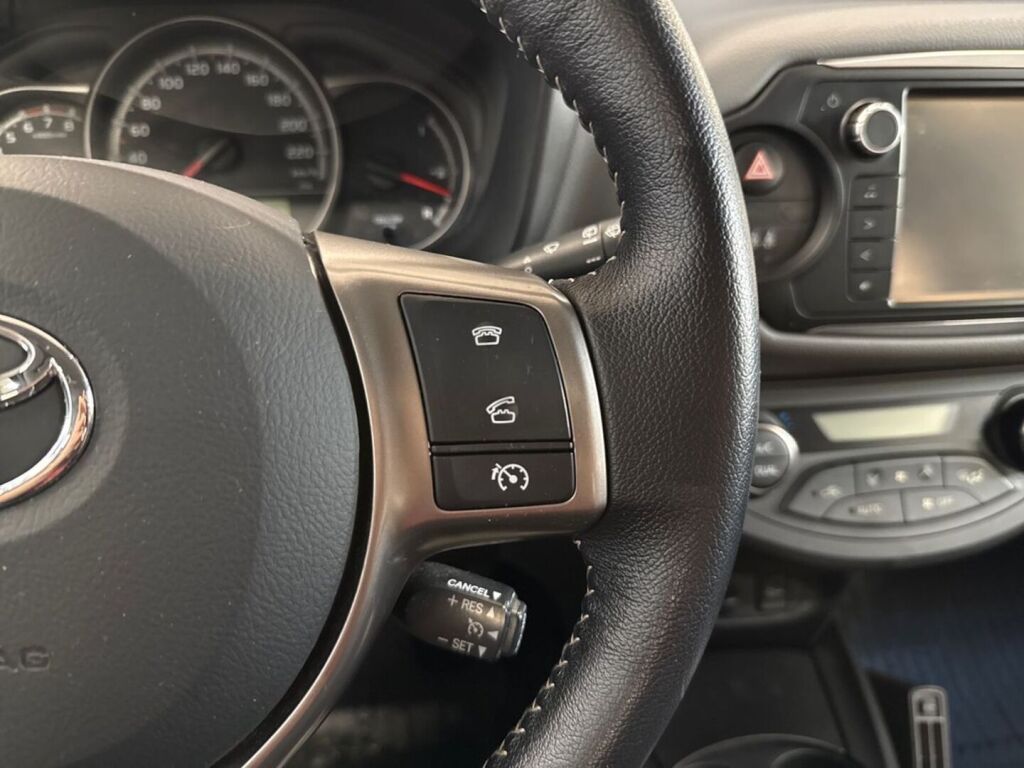 Toyota Yaris 2015 Musta