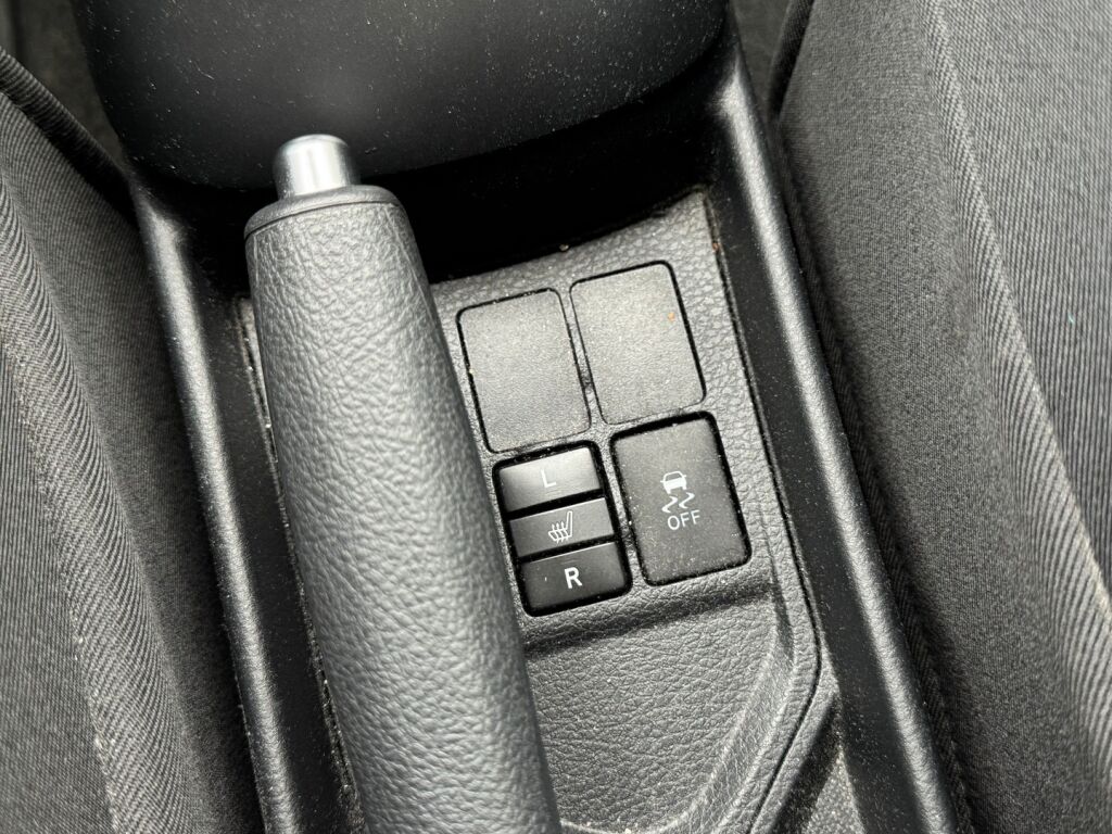 Toyota Yaris 2015 Musta