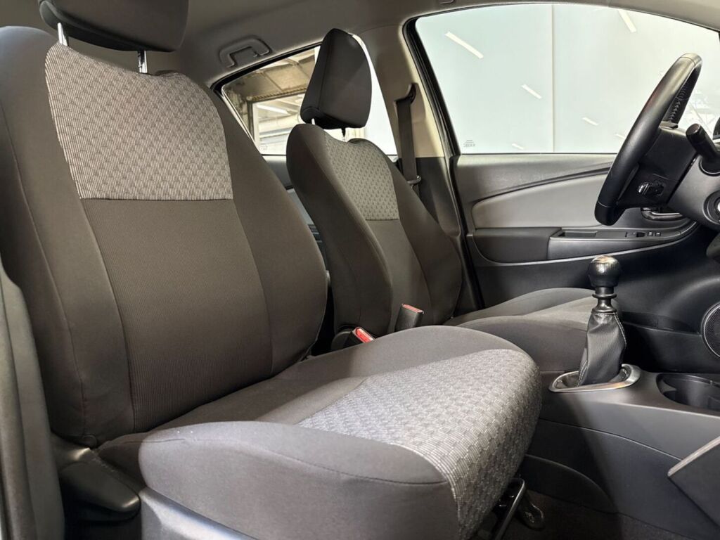Toyota Yaris 2015 Musta