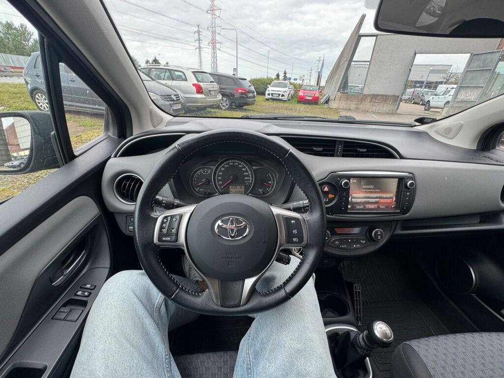Toyota Yaris 2015 Musta