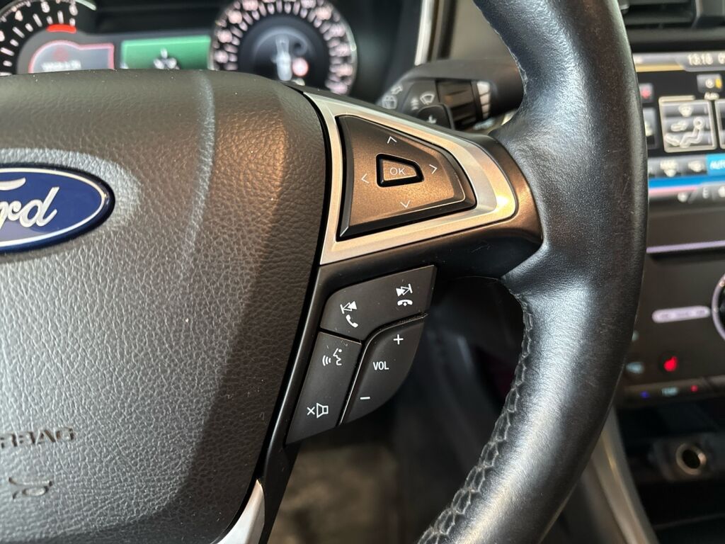 Ford Mondeo 2015 Punainen