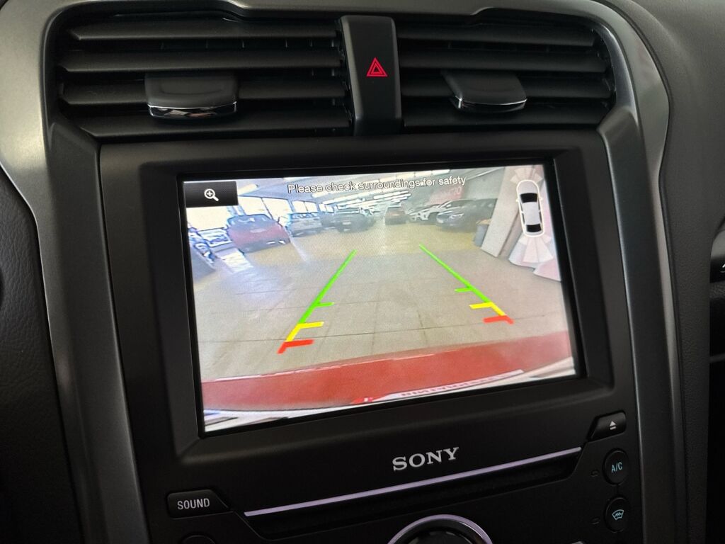 Ford Mondeo 2015 Punainen