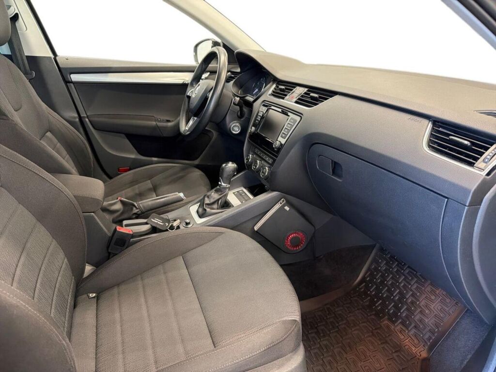 Skoda Octavia 2015 Musta