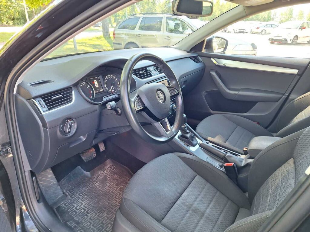 Skoda Octavia 2015 Musta