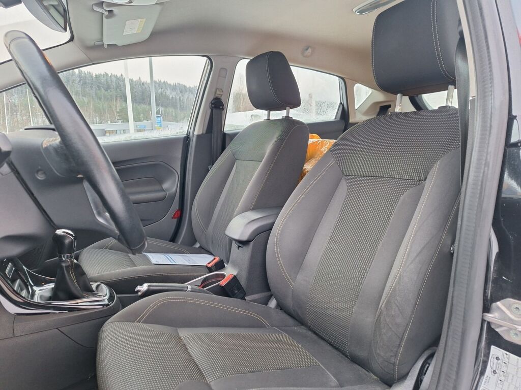 Ford Fiesta 2015 Musta