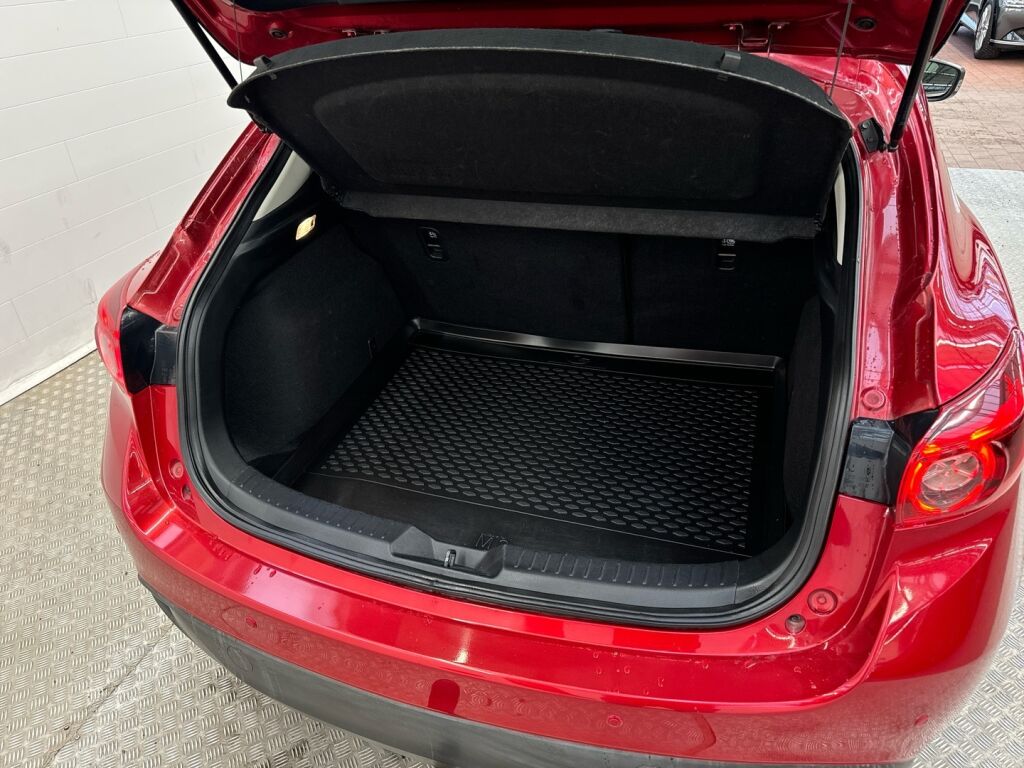 Mazda Mazda3 2016 Punainen