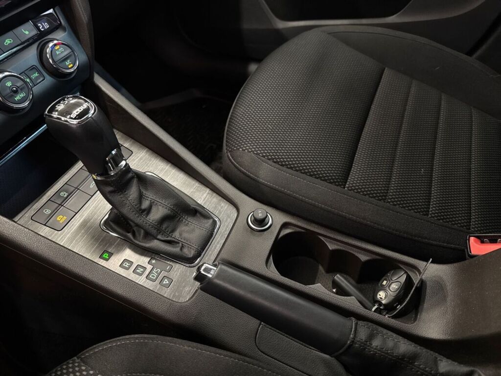 Skoda Octavia 2016 Punainen