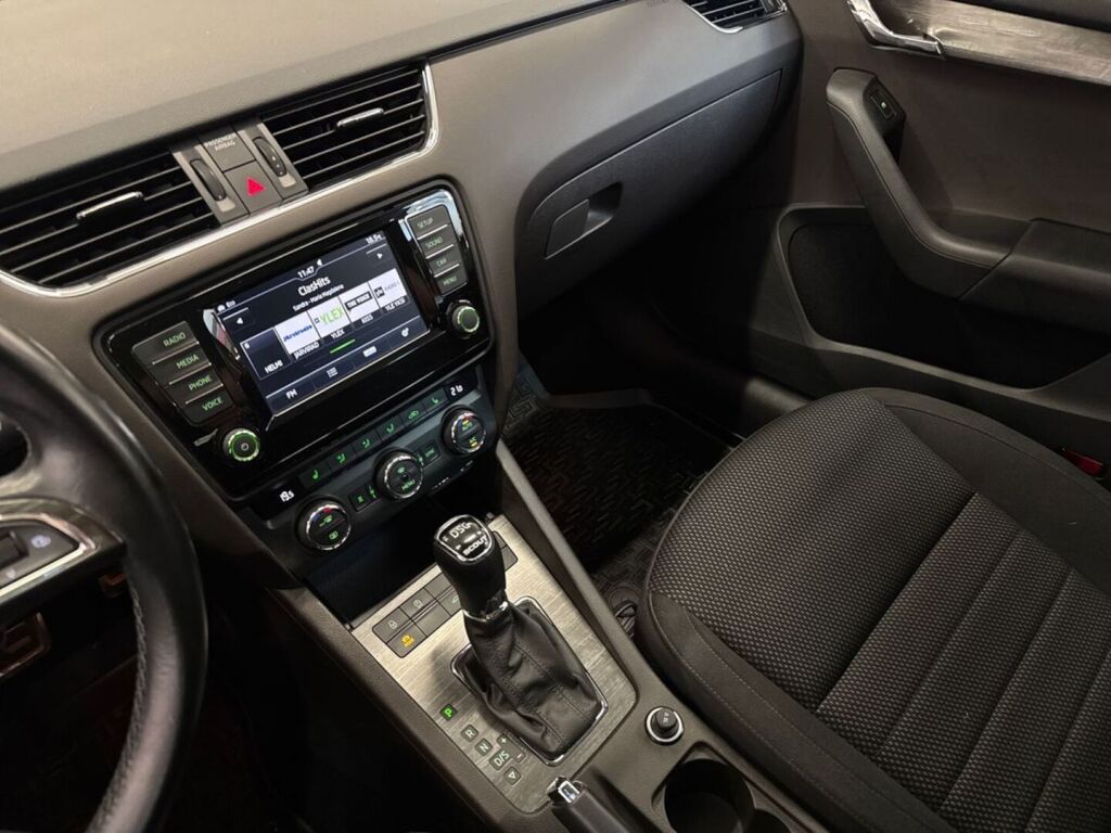 Skoda Octavia 2016 Punainen