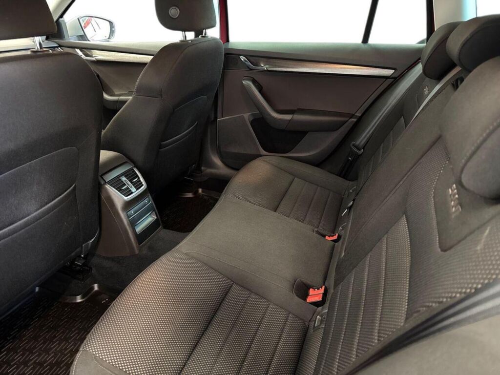 Skoda Octavia 2016 Punainen