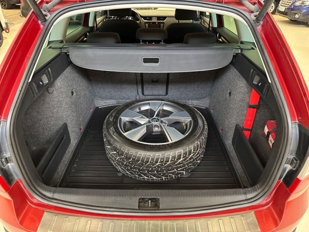 Skoda Octavia 2016 Punainen