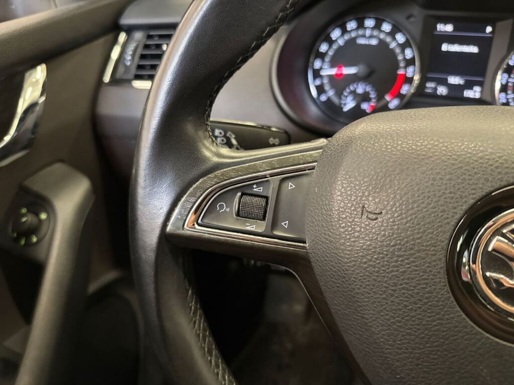 Skoda Octavia 2016 Punainen