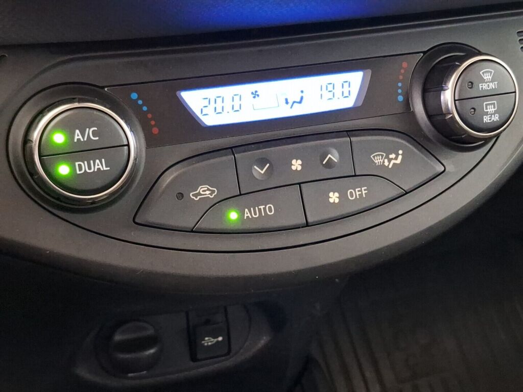 Toyota Yaris 2016 Musta