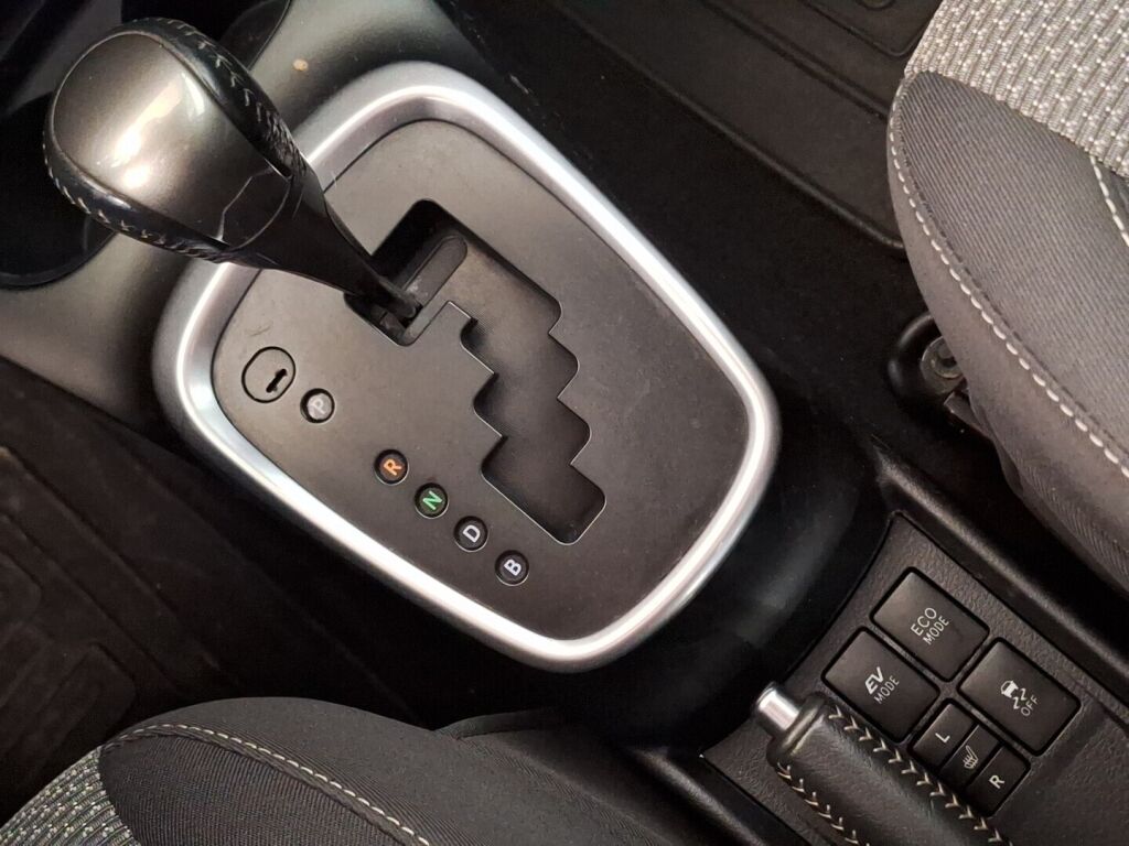 Toyota Yaris 2016 Musta