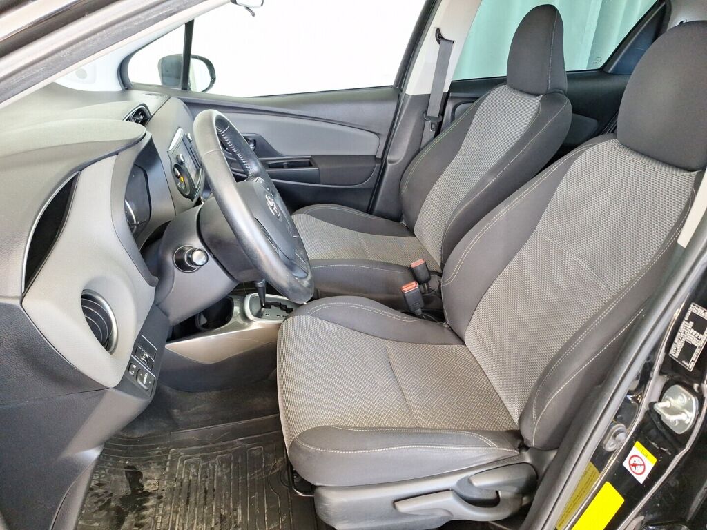 Toyota Yaris 2016 Musta