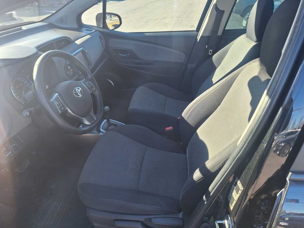 Toyota Yaris 2016 Musta